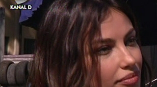 VIDEO Madalina Ghenea o imita pe Andreea Marin cand era mica! Afla detalii despre viata ei amoroasa si daca e iubita lui Leo DiCaprio sau a lui Adrien Brody!