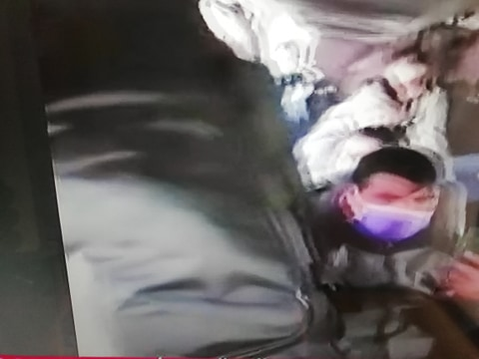 Imagini uluitoare în Vama Nădlac! Cum sunt înghesuiți oamenii într-un autocar care îi duce în carantină: ”Mână criminală!”