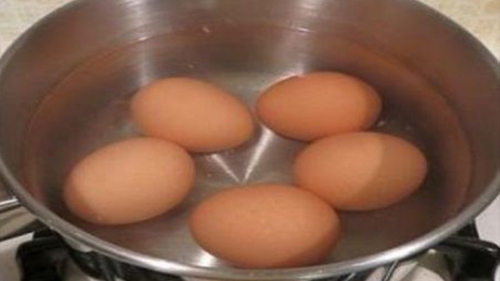 Nu mai arunca apa după ce ai fiert ouă! Vei rămâne surprins la ce e folositoare