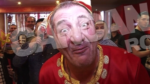 Nelson Mondialu`, aroganta suprema de Revelion! S-a imbracat in aur si briliante iar in picioare a purtat pisici birmaneze
