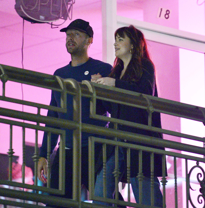 Dakota Johnson și Chris Martin sunt văzuți părăsind restaurantul din parcul de sushi unde au avut prima întâlnire. 13 noiembrie 2018. Foto: Profimedia
