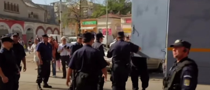 Nicușor Dan, băgat cu forța în duba de Jandarmi. Sursa foto: captură video