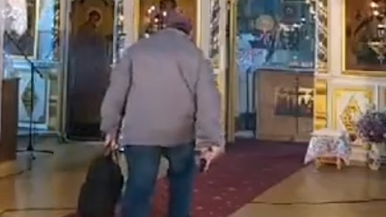 Întâmplare cu final neașteptat în Sarichioi. Un individ a intrat cu pistolul în biserică, motivând că…