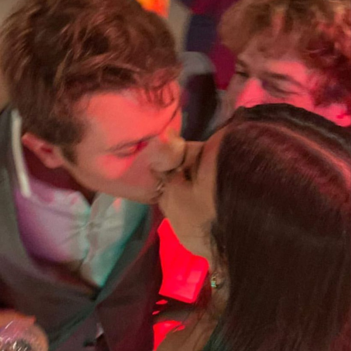 Garrett o sărută apăsat pe logodnica lui, Ana (Foto: Instagram)