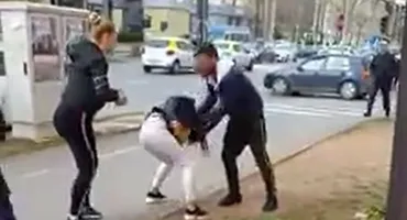 Scene șocante la Târgoviște. Un tânăr și-a luat la bătaie fosta iubită, în plină stradă - VIDEO