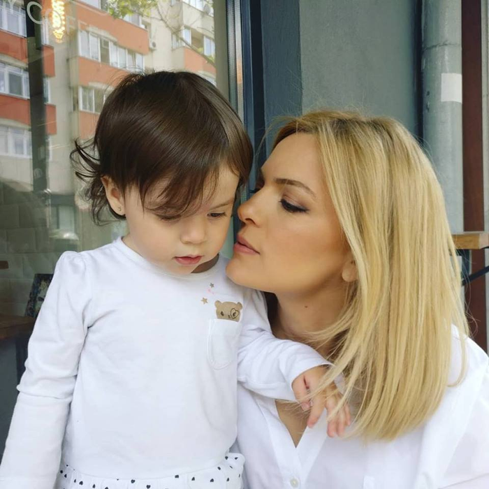 Lavinia Petrea a născut. Vedeta PRO TV și-a prezentat prințesa lumii întregi: “Karin este cu noi!”