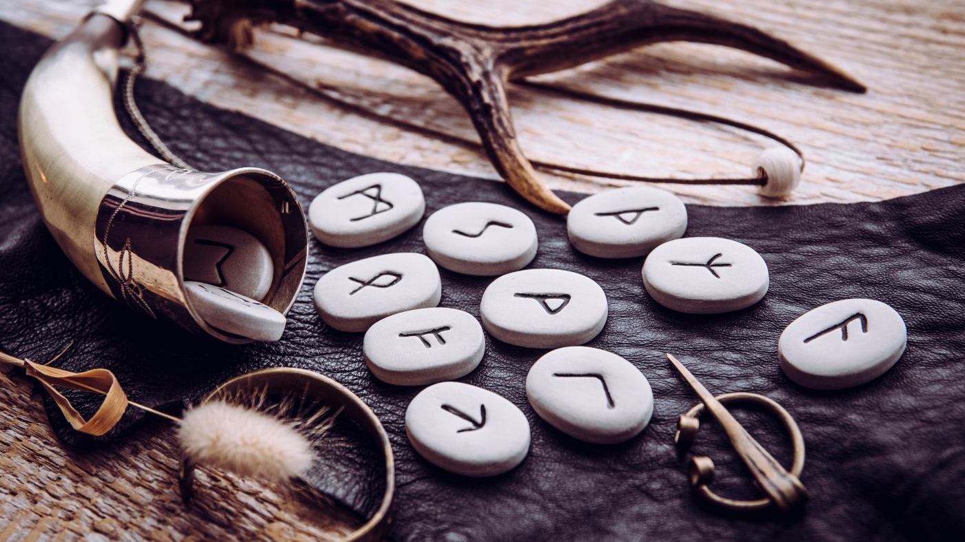 Horoscop rune azi, 11 iunie 2026. Nativii care atrag banii ca un magnet. Perthro anunță o zi plină de oportunități