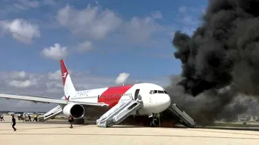 Panică pe un aeroport! Un avion a luat foc pe pista de decolare! Peste 300 de pasageri au fost evacuaţi de urgenţă!