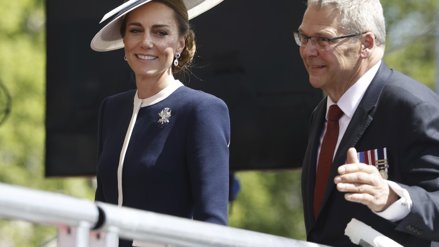 Cu cât se închiriază avionul privat cu care călătorește Kate Middleton, de fapt. Ce pune la dispoziție aeronava Embraer Legacy 600