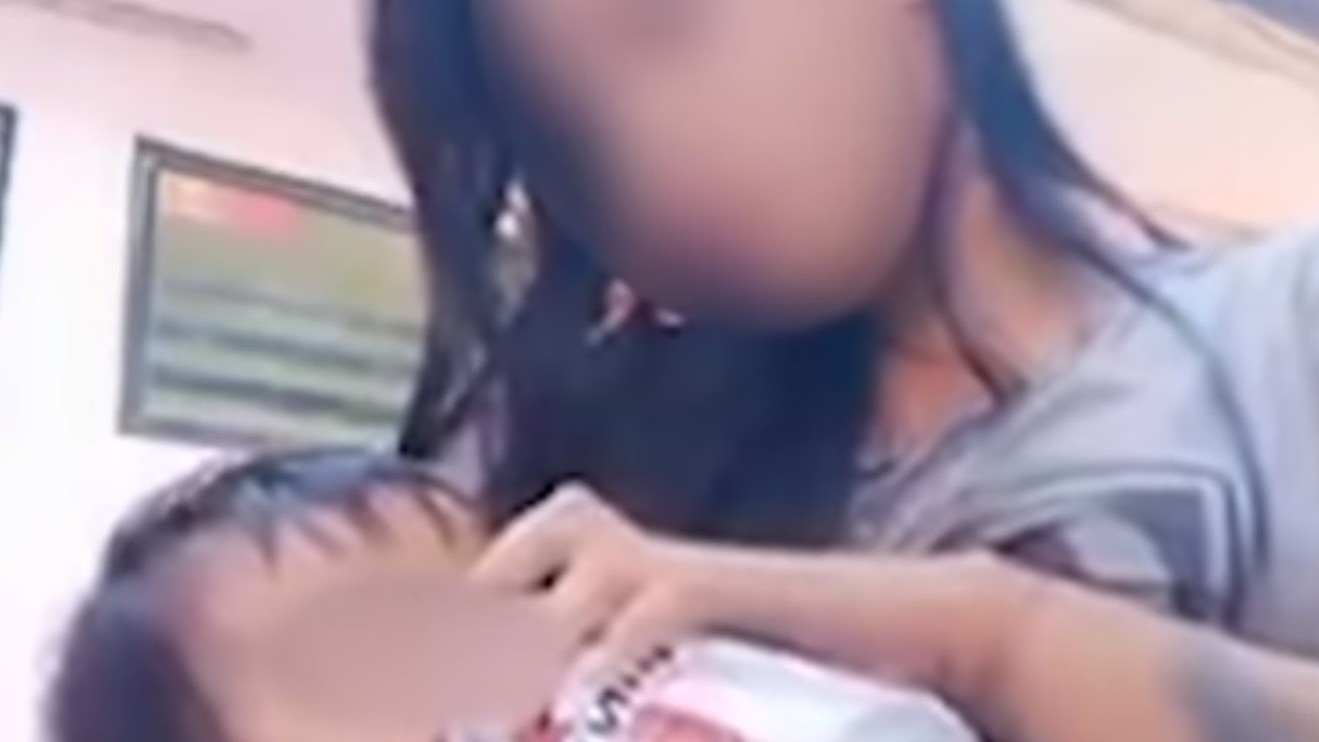 Scandalos! O mamă i-a dat fiicei ei să bea bere pentru a o adormi mai repede