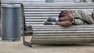 Cum au reacţionat voluntarii după ce un om al străzii din Bucureşti a venit să doneze pentru refugiaţii din Ucraina