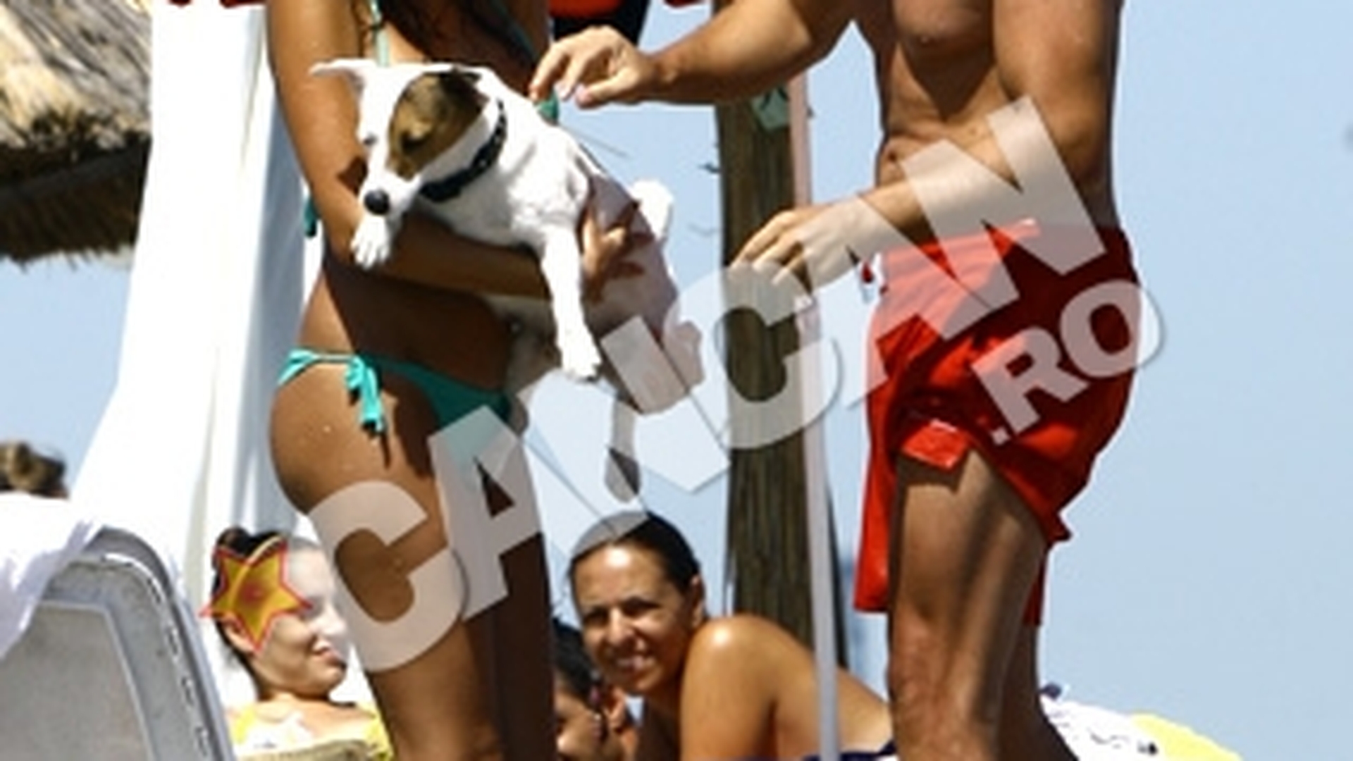 Imagini hot! Cumnatul Simonei Patruleasa s-a harjonit cu iubita in mare pana cand frumoasei satene i s-au desfacut bikinii!