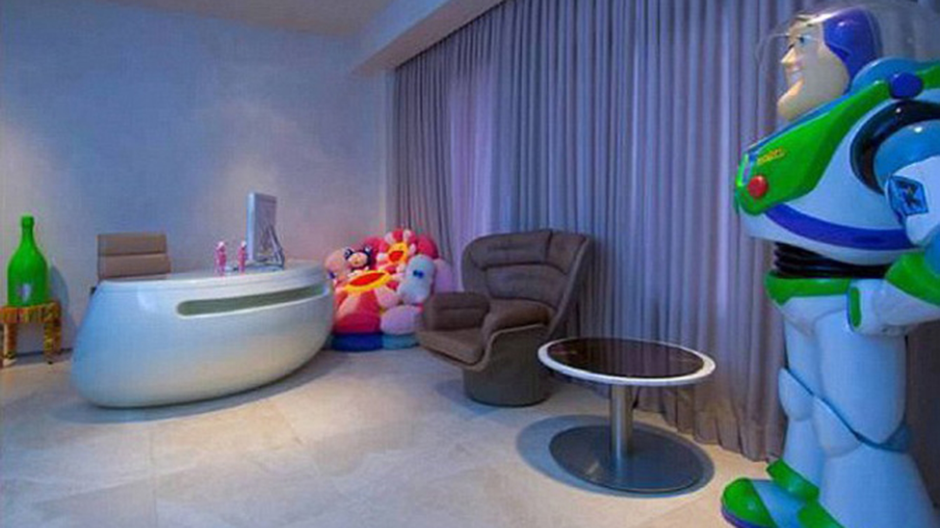 Vezi ce au gasit hotii in casa neobisnuit de colorata a rapper-ului Kanye West!