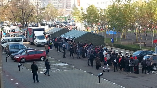 1 DECEMBRIE 2013! Bucurestenii petrec de Ziua Nationala cu sute de mii de portii de sarmale si tuica fiarta sau fasole cu carnati!