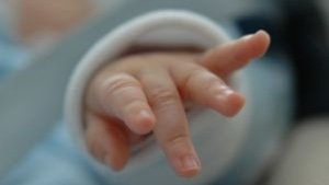 Un bebeluş a fost găsit în scara unui bloc din Arad! Poliţia îi căută părinţii