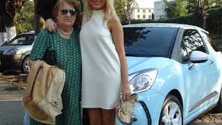 Laura Cosoi a purtat la intalnirea de 10 ani o rochie din clasa a XII-a