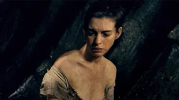 A slăbit atât de tare pentru un rol, încât şi-a rupt mâna fragilă! Uite dieta prin care Anne Hathaway s-a înfometat!