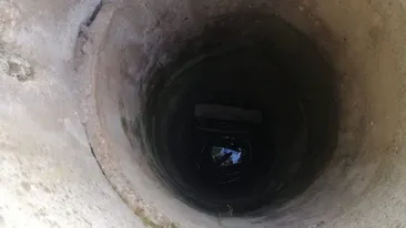 Un bătrân din Teleorman a căzut într-o fântână adâncă de 15 metri. Vecinii i-au sărit în ajutor și... | VIDEO