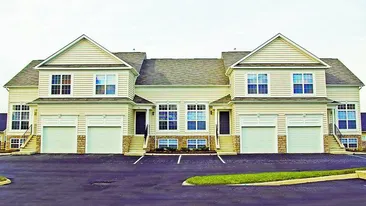 Colegi si prieteni, mai nou si colocatari. Razvan si Dani se muta impreuna!