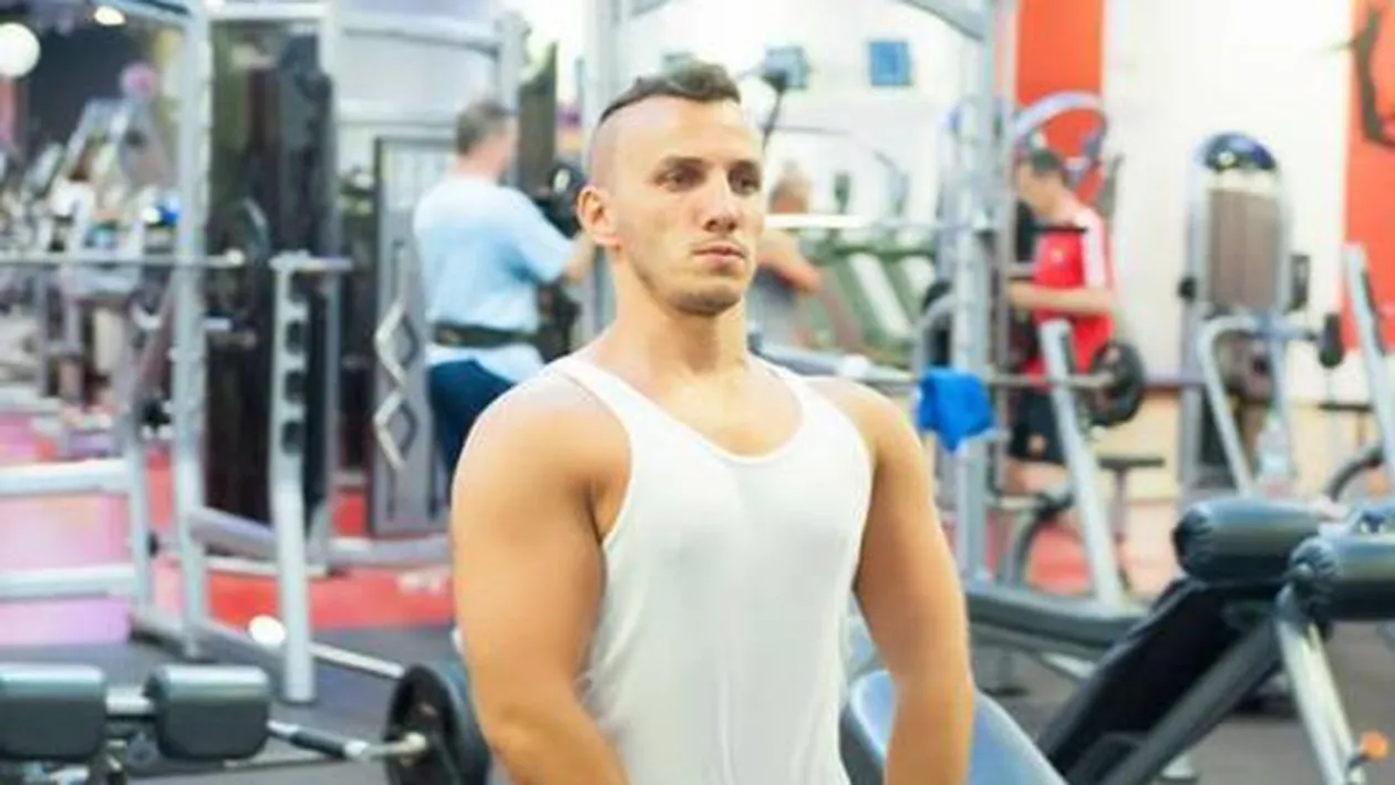 MIHAI TRĂISTARIU îşi pune sănătatea în pericol! Unde s-a pozat cântăreţul:‘’ Nu te mai duce, e cancerigen!’’