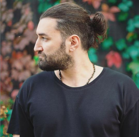 Îl recunoști? Artistul dă câteva detalii: ”Talentul lui secret e fluieratul!”