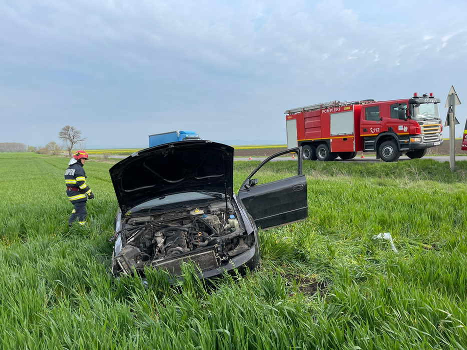 Accident mortal în Prahova! A intrat cu mașina într-un copac și s-a făcut praf. Șoferul a murit pe loc