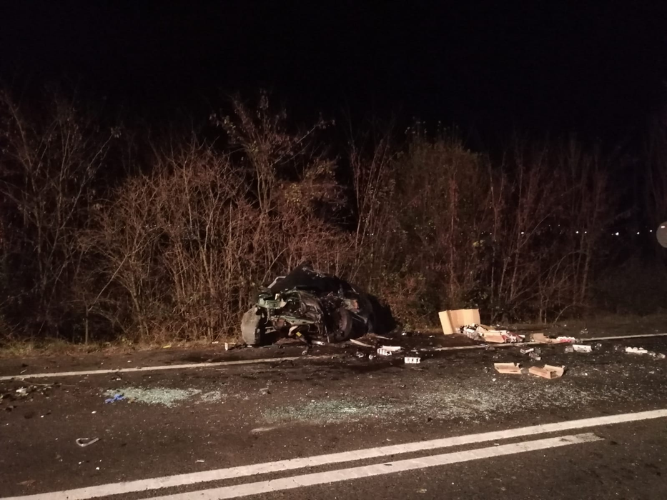 Accident teribil în Hunedoara, după ce două mașini s-au ciocnit frontal: sunt 7 răniți. Ce au aflat polițiștii despre șoferul care a făcut depășirea riscantă