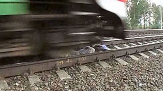 Un tanar a fost accidentat grav de un tren de persoane, dupa ce a adormit pe terasamentul caii ferate