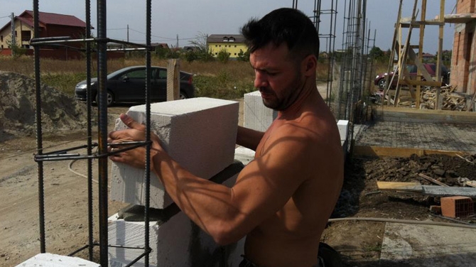 Aoleuuuu! Cu asa muncitor sa-ti tot faci casa! Cornel Pasat s-a specializat in constructii! Uite-l cum zideste la bustul gol!
