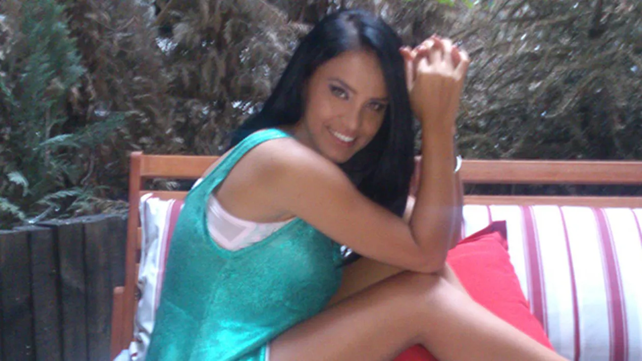 Ce neagra te-ai facut Adelina Pestritu, in toata splendoarea ei la piscina! Formele brunetei i-a scos din minti pe barbati