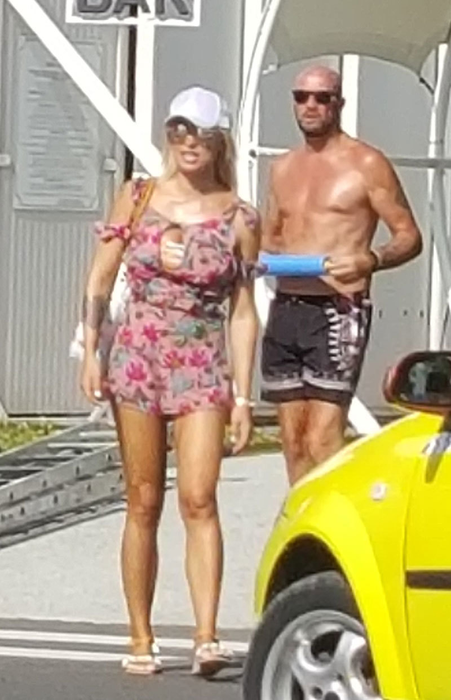 Taxiul a sosit, iar Raluca se îndreaptă spre el, chiar sub privirile lui Walter