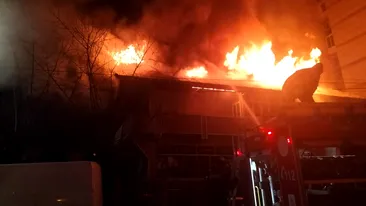 Incendiu puternic în Dâmbovița. Şase autospeciale de pompieri au intervenit