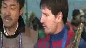 Messi a dat cel mai tare interviu din istoria fotbalului! Un reporter japonez il pupa, unul ii da o pelerina si alti doi ii pun intrebari facand plecaciuni