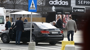 Ajuns în România într-o vizită neoficială, Petru Lucinschi şi-a aşteptat un sfert de oră garda de corp să-l preia din parcarea mall-ului. Agentul ”Pişpirel” l-a pierdut la Bucureşti pe ditamai preşedintele Moldovei!