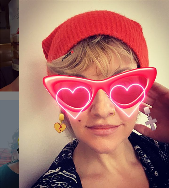 Dana Nălbaru, reacţie ciudată după ce a primit un mesaj de la o fană: “Nu mai râd ca proasta…”