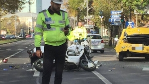Accident pe Calea Victoriei! Un taximetrist a lovit un agent de poliţie
