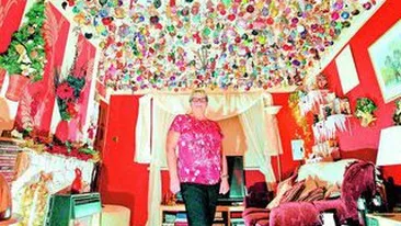 O bunicuta din Marea Britanie si-a pus decoratiunile de Craciun! 1.700 de globulete pe tavan
