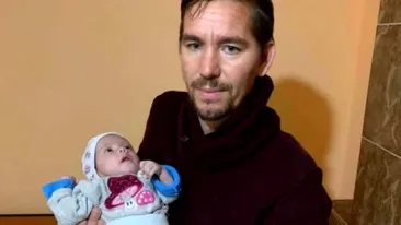I-a murit soția, iar acum își crește singur băiețelul de câteva luni. Povestea emoționantă a lui Gabriel Dilă