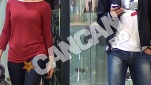 "Taranul" si smartphone-ul! Adrian Mihalcea a iesit cu sotia in mall, dar nici macar nu s-a uitat la ea!