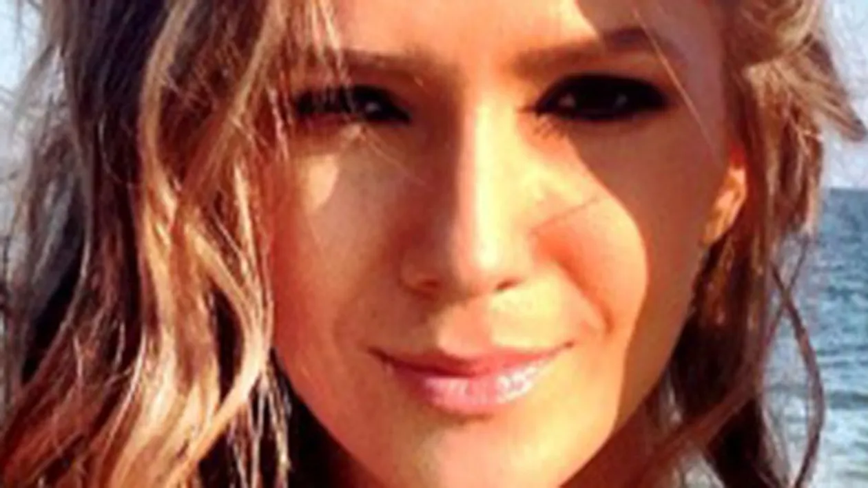 Adela Popescu, in lenjerie intima pe plaja! Radu Valcan poate fi mandru de iubita lui, caci e superba