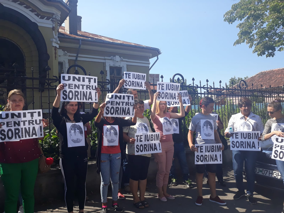 Este protest la Curtea de Apel Craiova. Susţinătorii Sorinei, fetița din Baia de Aramă, au venit înarmaţi cu pancarde