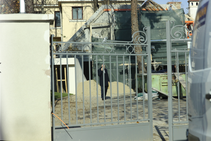 Dragoș Pavăl, proprietarul Dedeman, a ajuns la destinație și inspectează imobilul patrimoniu