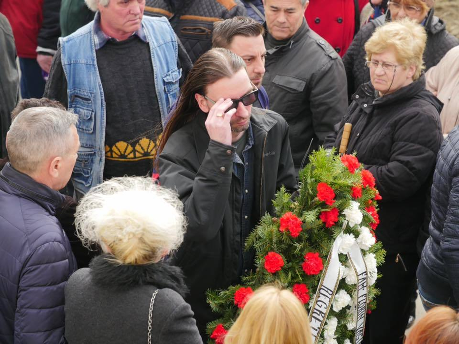 Florin Vasilică, fiul regretatului Liviu Vasilică, a adus o coroană de flori pentru Ileana Ciuculete.