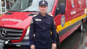 El este cel mai puternic pompier din Olt. S-a antrenat alergând cu greutăți de 15 kilograme în spate