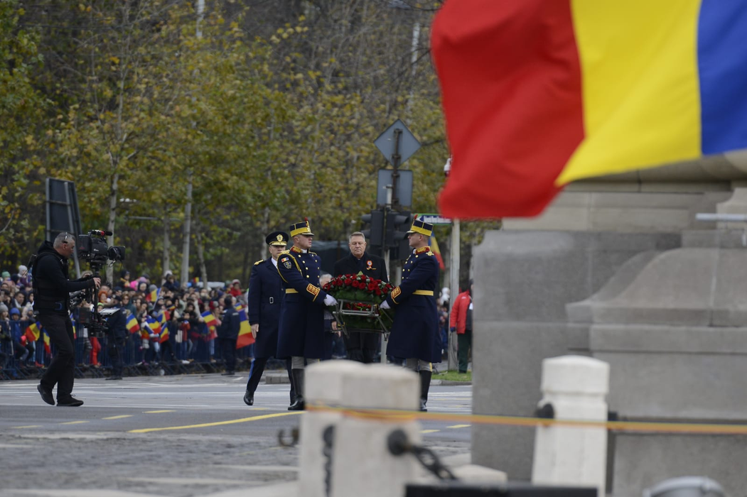 Klaus Iohannis a venit fără soția lui la parada militară din București. Gestul făcut de Carmen Iohannis pe Facebook înainte de Ziua Națională a României