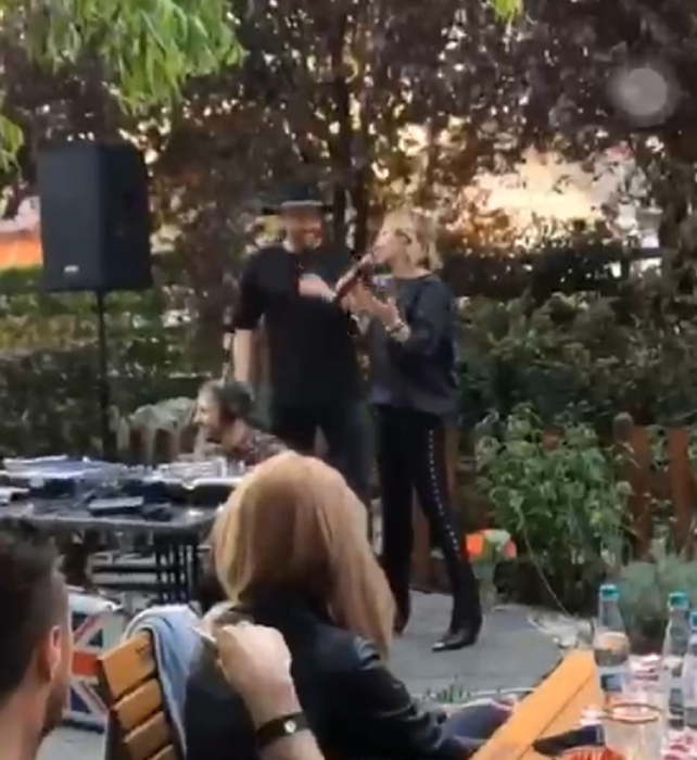 Roxana Ionescu poartă în pântăce un băiețel