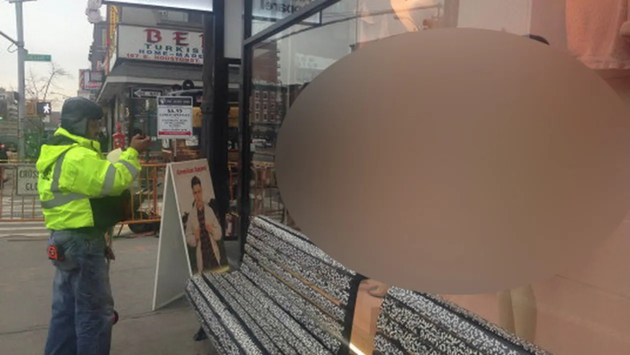 Toata lumea se opreste faca faca fotografii la acesta vitrina! Manechinele au starnit controverse pe toata PLANETA!