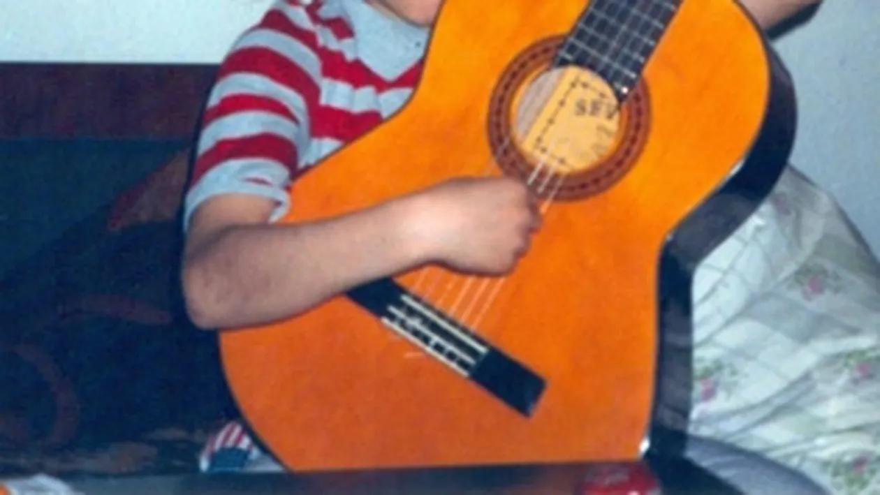 Greierasul din fotografie e acum un mare cuceritor. Crezi ca stii cine e?