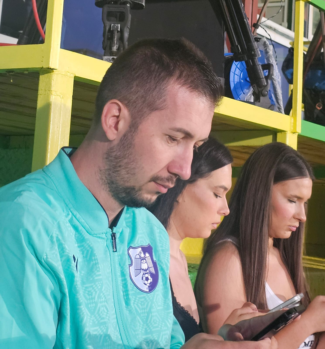 Spectacol la meciul FC Argeș – Rapid: fanele lui Dobrin au eclipsat fazele de joc cu ținutele lor provocatoare!