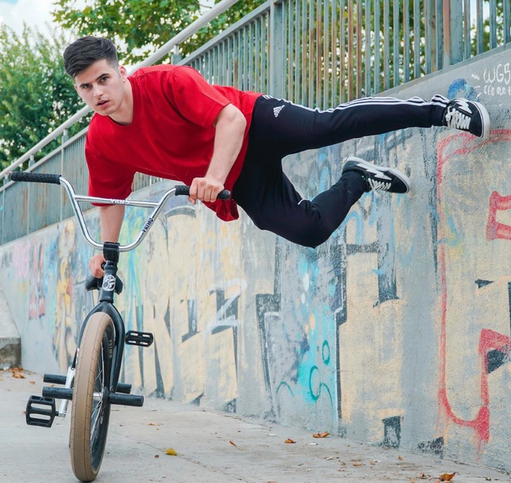 Un vlogger cunoscut s-a ”aliat” cu Abi Talent